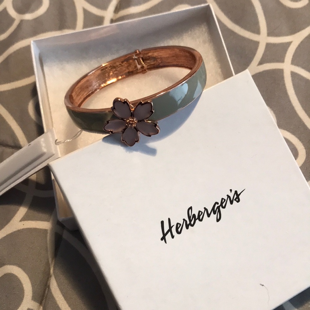 Jessica Simpson clasped bracelet